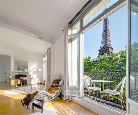 Paris 7 Appartement haussmannien face à la Tour Eiffel