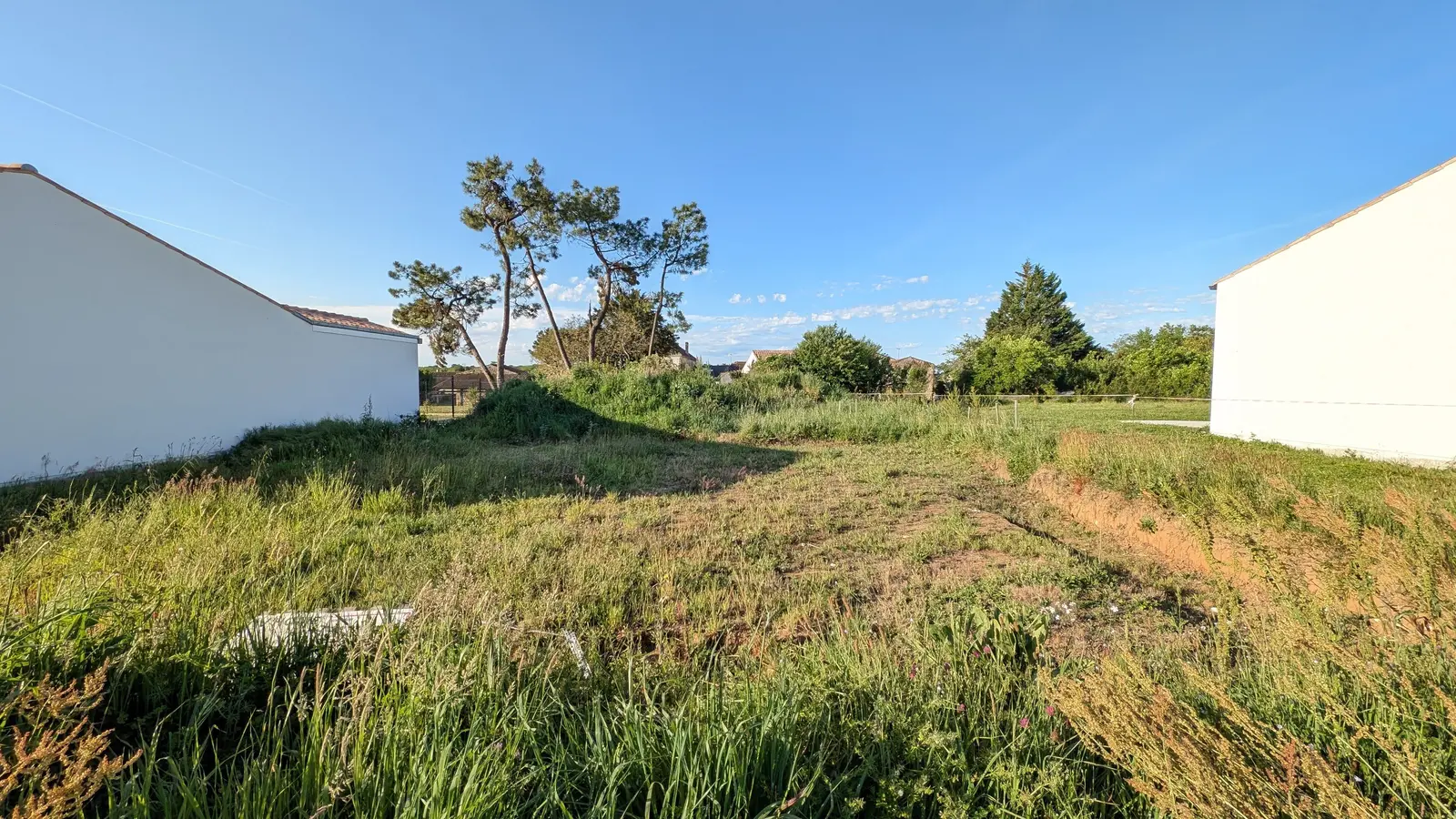 Land — Meursac