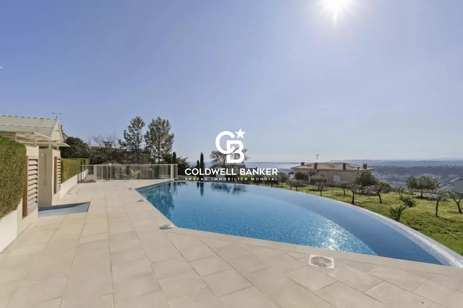 Superbe 3 pièces de 87 m² entièrement rénové dernier étage – 51 m² de terrasses avec vues panoramiques mer et collines