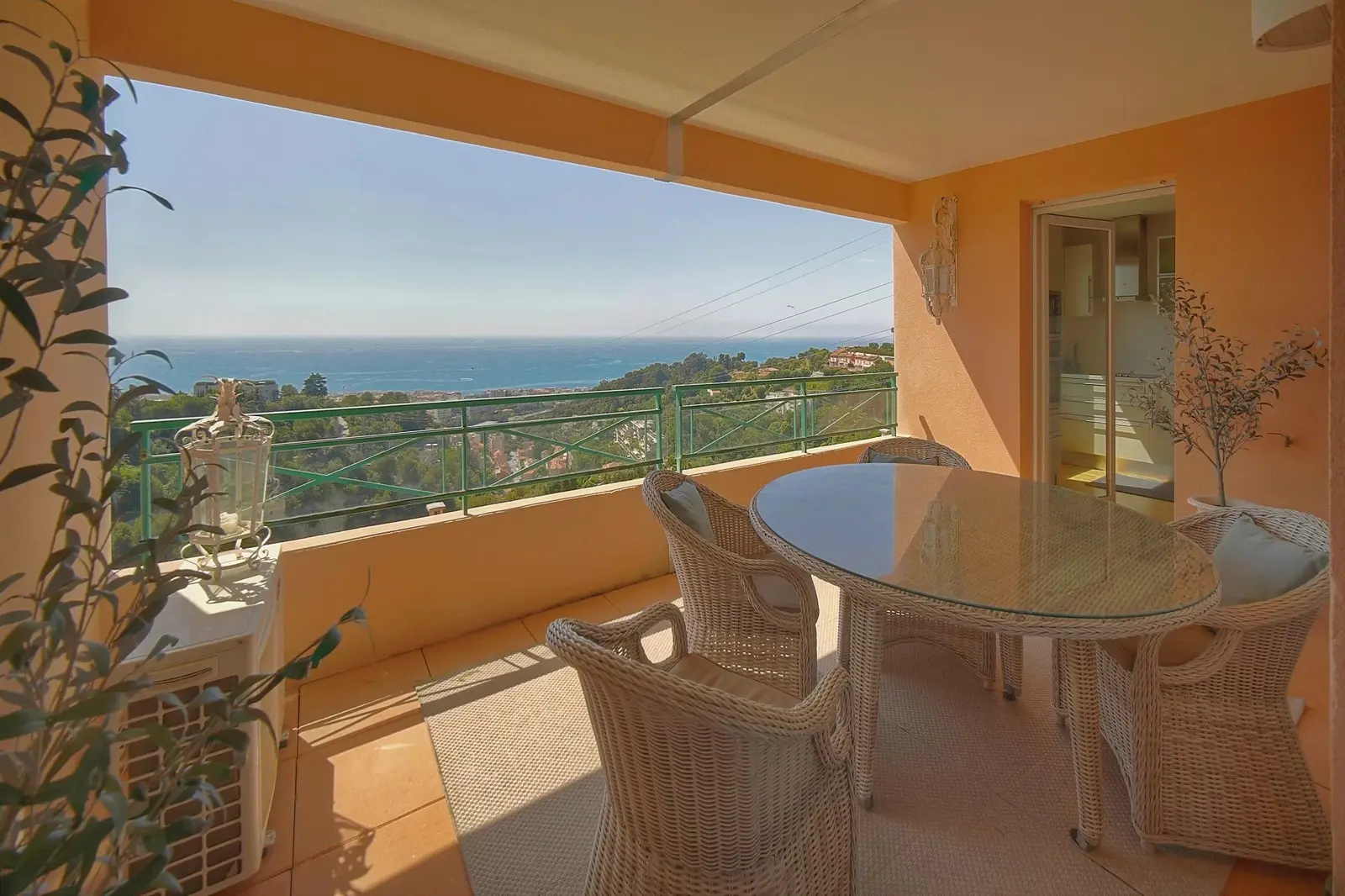 Nice Corniche Bellevue – 3 pièces de standing avec terrasse, piscine et vue mer panoramique.