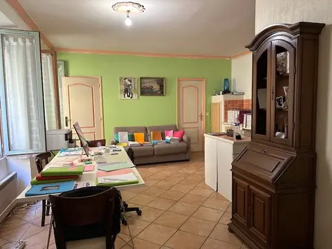 Exclusivité Nice Port 2p en 1er étage traversant S/N prévoir travaux