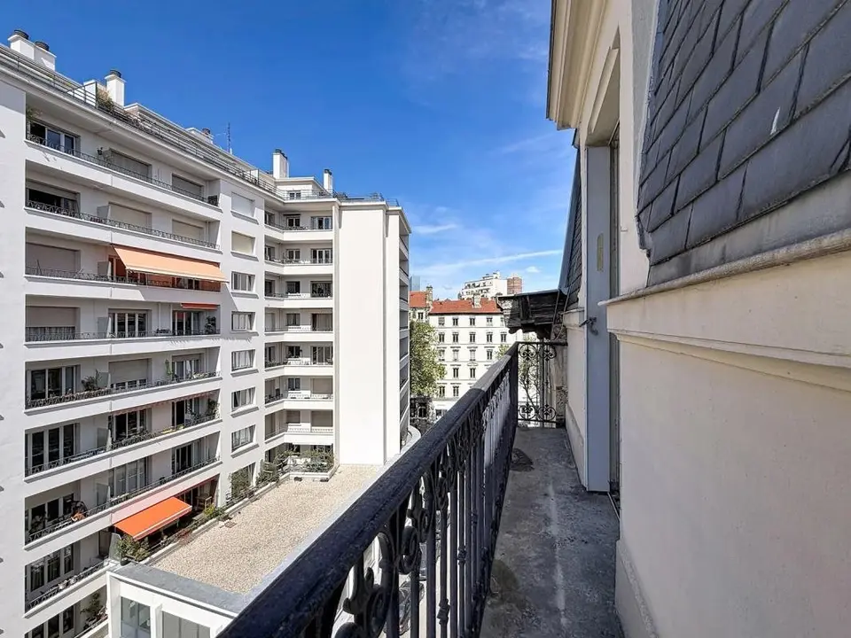 Appartement traversant - 68m² - 5ème étage avec ascenseur