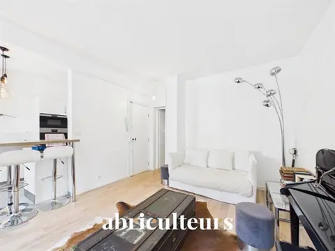 Appartement traversant et ensoleillé en vente à Paris 18ᵉ Rue Hermel (75018)