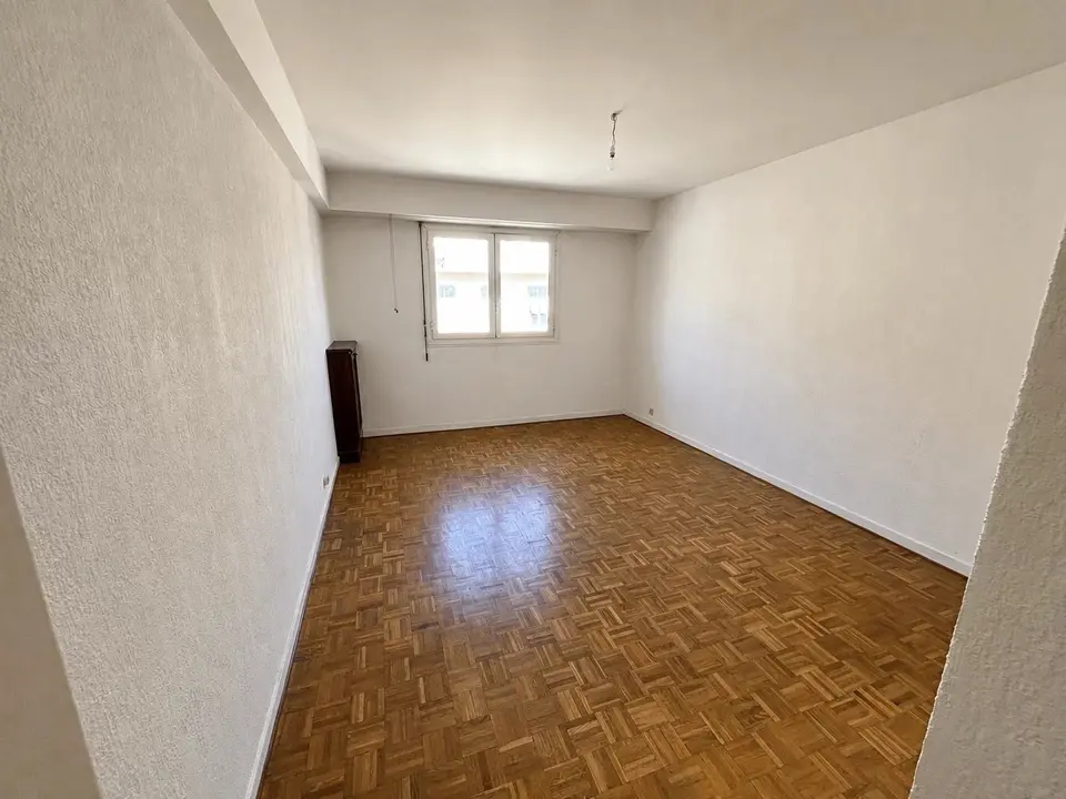 Nice Le Port – Appartement traversant avec terrasse, balcon et fort potentiel