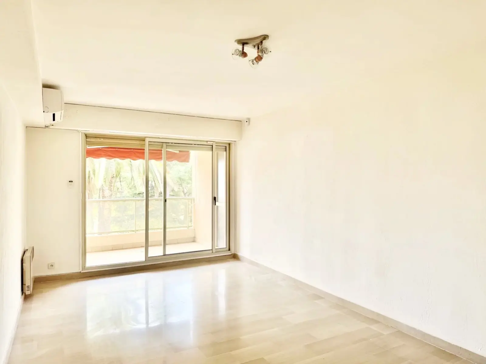 Appartement 2 pièces à rénover avec cuisine séparée, terrasse et garage