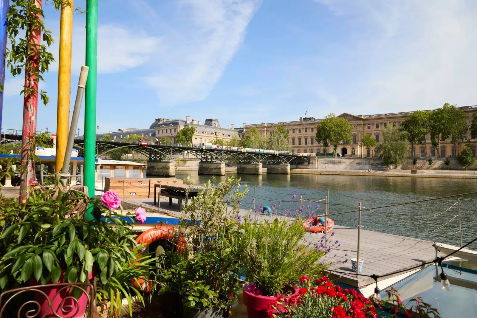 Une péniche face au Pont des Arts