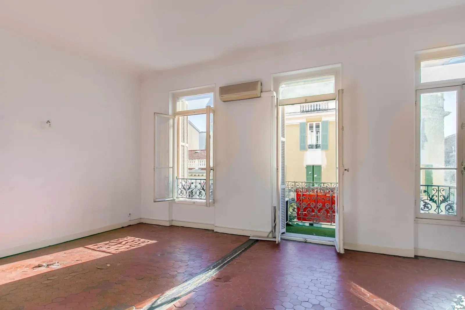 Vaste appartement familial dans immeuble niçois du centre de Nice, à rénover