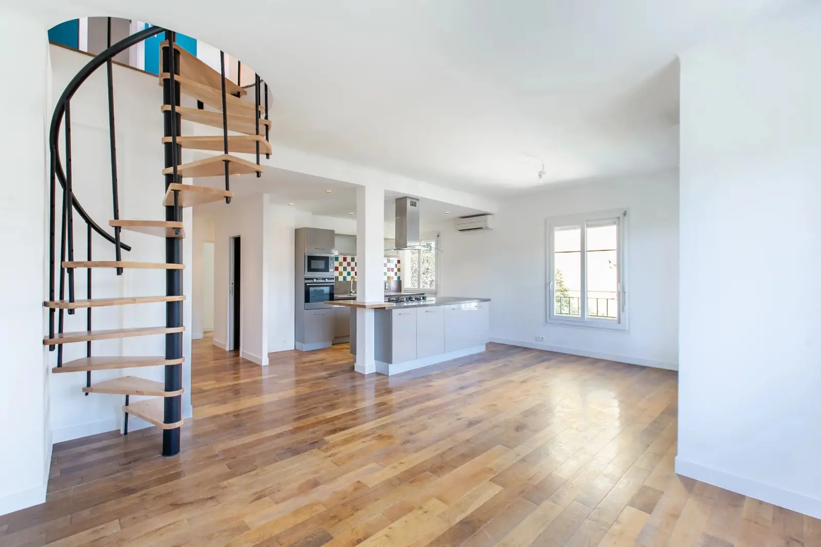 Nice Bas Cimiez, superbe duplex avec terrasse, cave et garage au dernier étage d'une maison niçoise rénovée
