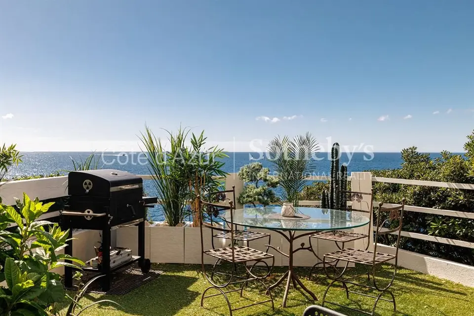 Cap de Nice : Villa pieds dans l'eau 330 m² avec accès privé mer
