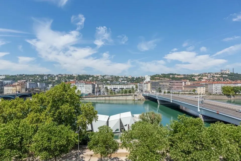 Lyon 7ᵉ – Duplex haussmannien d'exception sur les quais du Rhône – Vue panoramique sur Fourvière