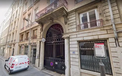 Local Commercial A Deux Pas De La Mairie