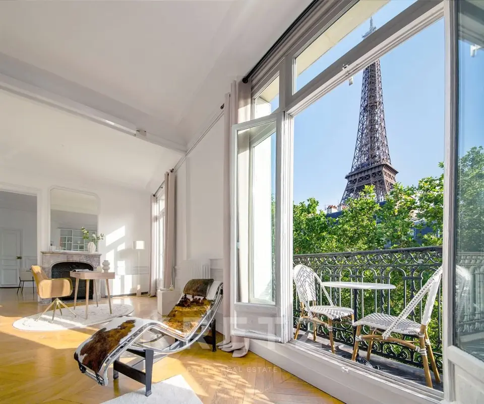 Paris 7 Appartement haussmannien face à la Tour Eiffel
