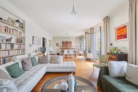 PARIS XVI - Appartement familial avec extérieur, en étage élevé.