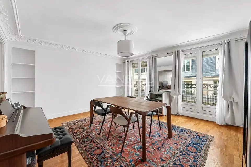 Paris VIIIe - Boissy d'Anglas - Appartement deux chambres en étage élevé avec balcon filant.