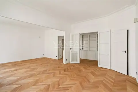 Appartement de 131 m² rénové avec prestations haut de gamme – 3ᵉ étage d’un immeuble de standing