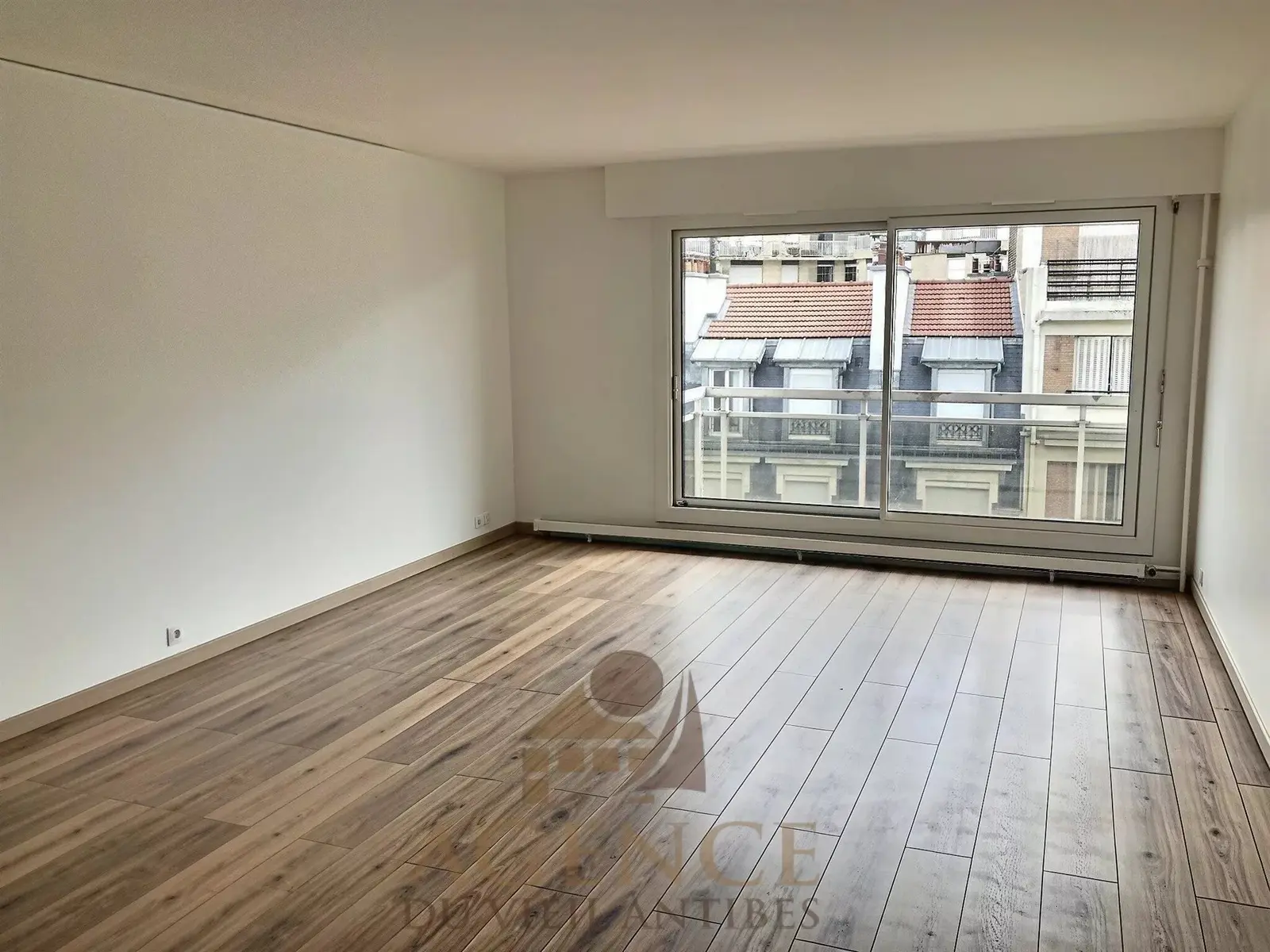 PARIS 14ème – À deux pas du Parc Montsouris – 3 pièces de 79 m² avec garage, cave et balcons