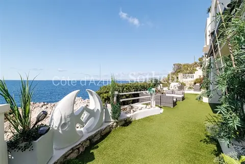 Cap de Nice : Villa pieds dans l'eau 330 m² avec accès privé mer