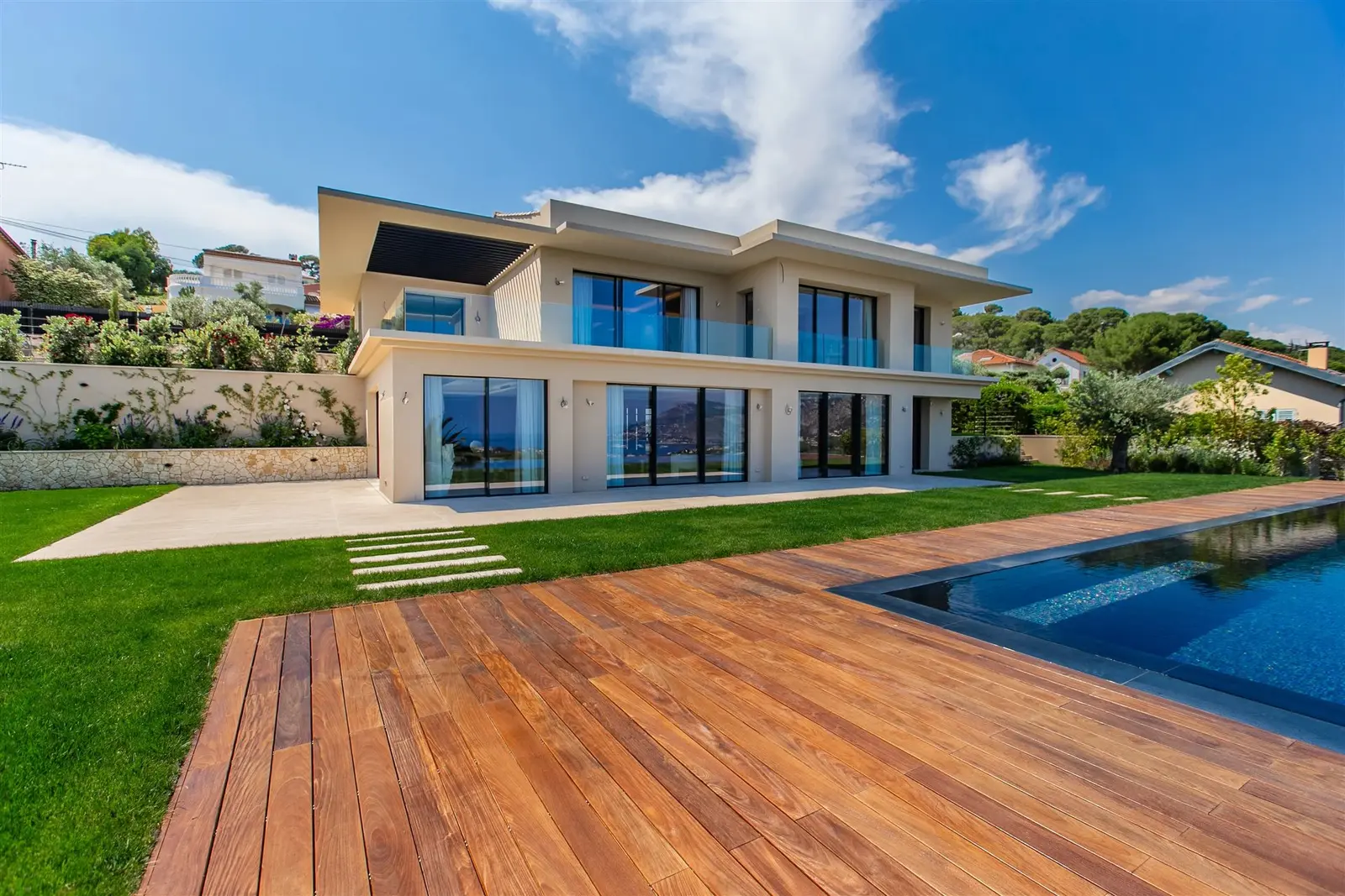 Nice Mont Boron, exceptionnelle villa contemporaine avec vue mer féérique, piscine à déboordement, garage et dépendances