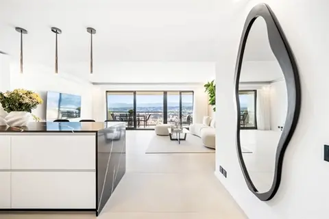 Appartement dernier étage surplombant la ville, entièrement refait à neuf et vue mer