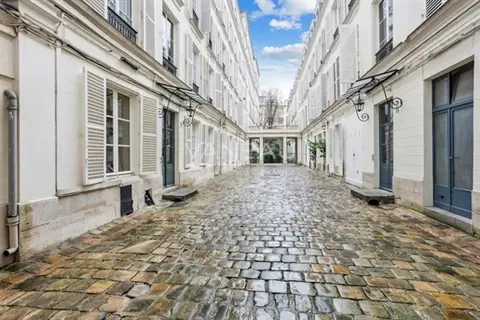 Paris VIIe - Rue de Bourgogne - Appartement familial et d'exception