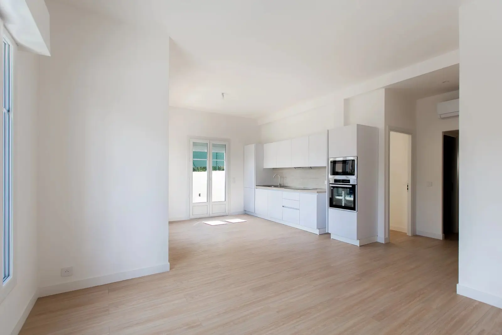 Nice Bas Cimiez, élégant 4 pièces rénové et climatisé avec terrasse, jardin, cave et garage