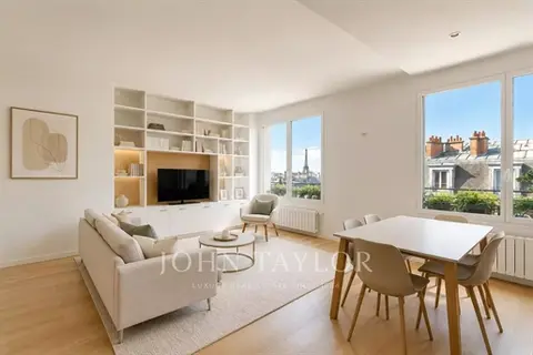Appartement 3 pièces en étage élevé avec vues Tour Eiffel et Invalides