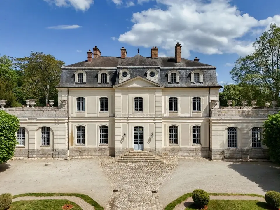 Somptueux Château Du Xvii Ie Siècle à 60 Km De Paris, Situé Dans L'un Des Plus Anciens Parcs Romanti